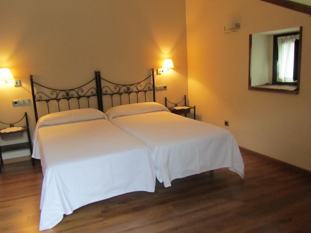 Apartamentos Rurales Casa Baltasar Monasterio De Hermo Luaran gambar