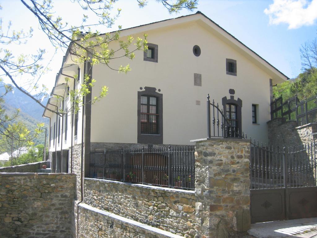 Apartamentos Rurales Casa Baltasar Monasterio De Hermo Luaran gambar